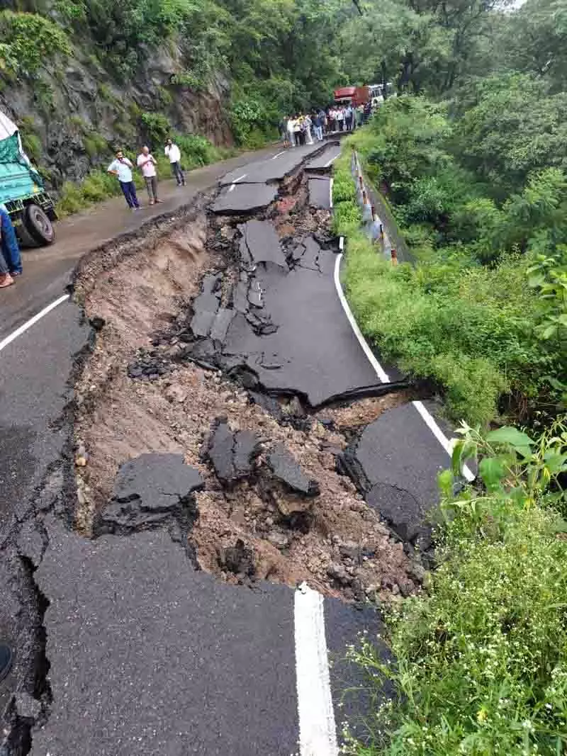 Chamba में चलती बस पर पत्थर गिरने से 30 लोग बाल-बाल बचे Chamba में चलती बस पर पत्थर गिरने से 30 लोग बाल-बाल बचे