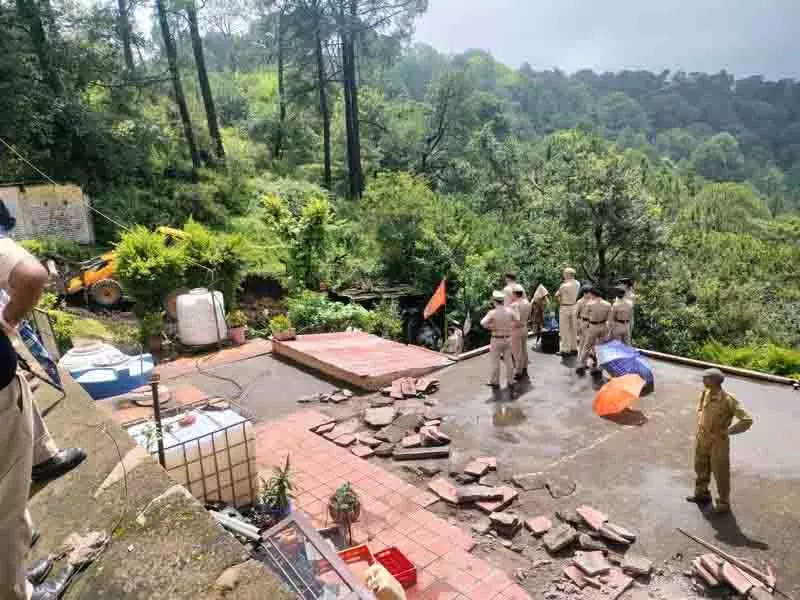 Sanawar में वन भूमि निकासी अभियान के तहत अवैध मकान ढहाया गया Sanawar में वन भूमि निकासी अभियान के तहत अवैध मकान ढहाया गया