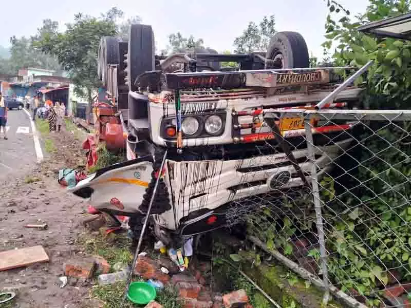 Dehra में तेज रफ्तार ट्रक पलटा, चालक और राहगीर की मौत Dehra में तेज रफ्तार ट्रक पलटा, चालक और राहगीर की मौत
