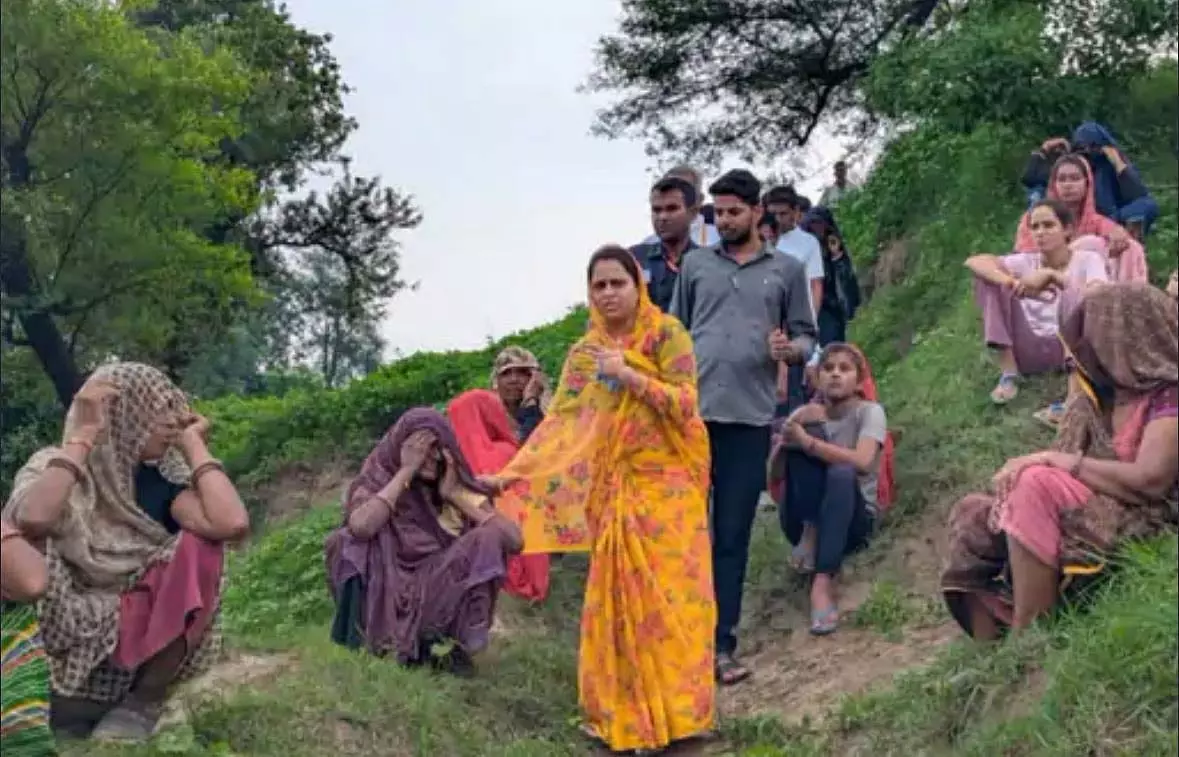 Guna : बेटे और दोस्त को बचाने नदी में कूदी महिला, दो की मौत Guna : बेटे और दोस्त को बचाने नदी में कूदी महिला, दो की मौत