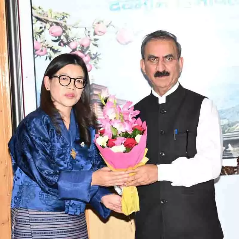 Himachal CM ने भूटान प्रतिनिधिमंडल को 5,000 ‘चिलगोजा’ के पौधे सौंपे Himachal CM ने भूटान प्रतिनिधिमंडल को 5,000 ‘चिलगोजा’ के पौधे सौंपे