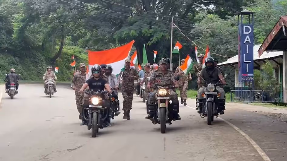 CRPF की हर घर तिरंगा रैली ने मणिपुर के कांगपोकपी राजमार्ग को तिरंगे में रंग दिया CRPF की हर घर तिरंगा रैली ने मणिपुर के कांगपोकपी राजमार्ग को तिरंगे में रंग दिया