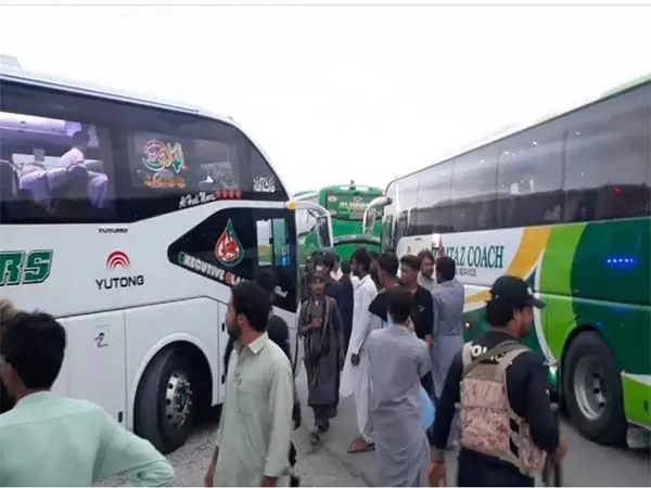 Balochistan में हमले: कराची-मकरान यात्री गाड़ियां उथल में रुकी Balochistan में हमले: कराची-मकरान यात्री गाड़ियां उथल में रुकी