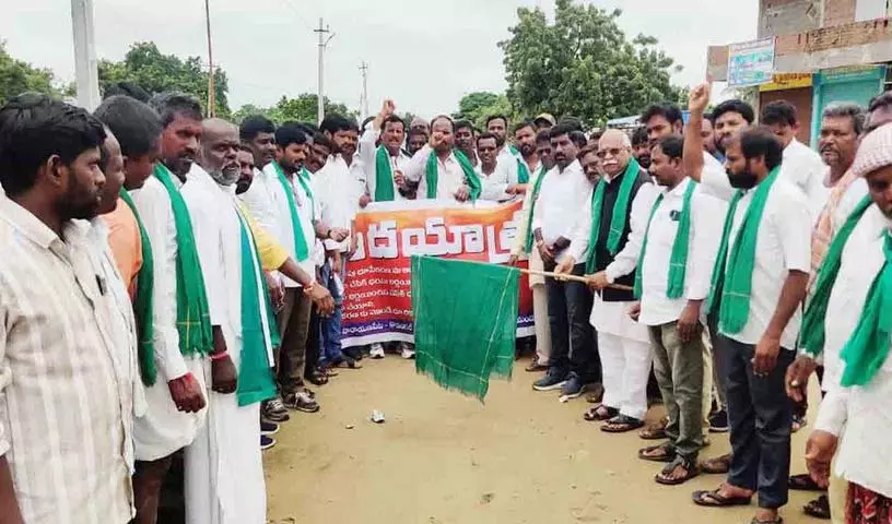 भूमिहीन लोगों के समर्थन में मुख्यमंत्री के जिले में किसानों का 16 किलोमीटर का मार्च भूमिहीन लोगों के समर्थन में मुख्यमंत्री के जिले में किसानों का 16 किलोमीटर का मार्च