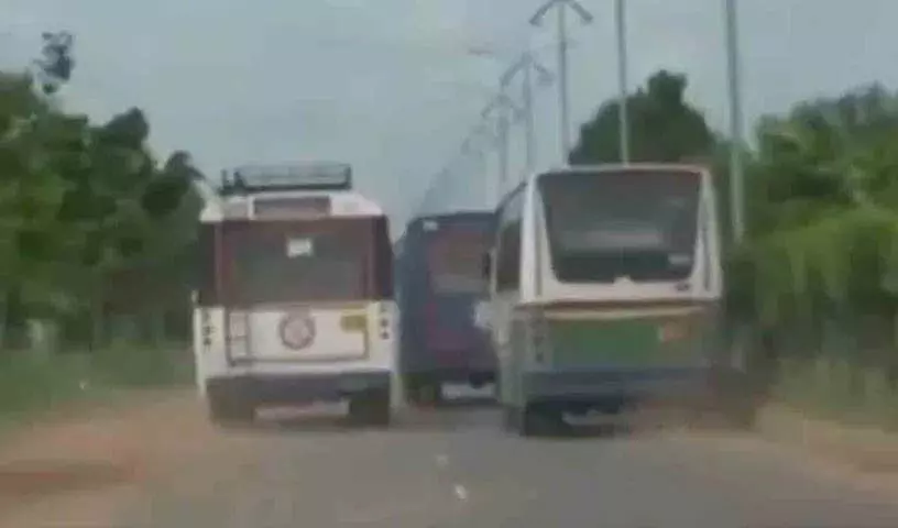 RTC बसों के साथ रेसिंग.. वाहन चालक नाराज.. वीडियो वायरल RTC बसों के साथ रेसिंग.. वाहन चालक नाराज.. वीडियो वायरल