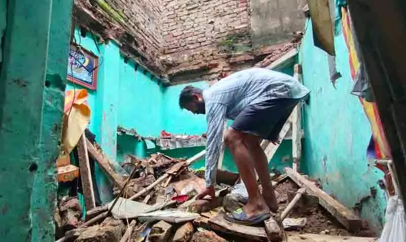 Badheri village में रात में बारिश के दौरान छत गिरने से महिला और बेटा घायल Badheri village में रात में बारिश के दौरान छत गिरने से महिला और बेटा घायल