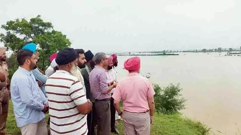 ब्यास नदी के खतरे के निशान को छूने पर DC ने गांवों में बाढ़ की स्थिति का जायजा लिया ब्यास नदी के खतरे के निशान को छूने पर DC ने गांवों में बाढ़ की स्थिति का जायजा लिया