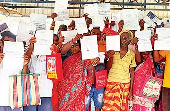 धन शोधन के आरोपों पर ग्राहकों ने दांतेन में बैंक कर्मचारियों को रात भर बंधक बनाए रखा धन शोधन के आरोपों पर ग्राहकों ने दांतेन में बैंक कर्मचारियों को रात भर बंधक बनाए रखा