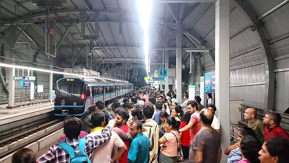 Pune : मेट्रो चलेगी तेज़, 15 अगस्त से हर 6 मिनट पर मिलेगी ट्रेन Pune : मेट्रो चलेगी तेज़, 15 अगस्त से हर 6 मिनट पर मिलेगी ट्रेन