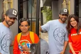 Shahid Kapoor: महिला प्रशंसकों के साथ मुस्कुराते हुए खिंचवाई तस्वीरें Shahid Kapoor: महिला प्रशंसकों के साथ मुस्कुराते हुए खिंचवाई तस्वीरें