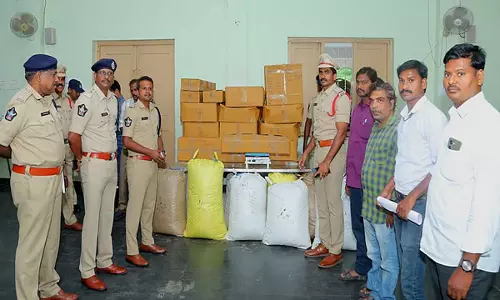 Andhra  प्रदेश के गुंटूर में पुलिस ने ज़ब्त की गई प्रतिबंधित सामग्री नष्ट की