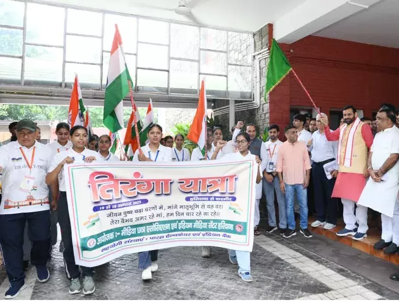 Chandigarh: तिरंगा यात्रा में हरियाणा की छात्राएं चंडीगढ़ से श्रीनगर की ओर बढ़ीं
