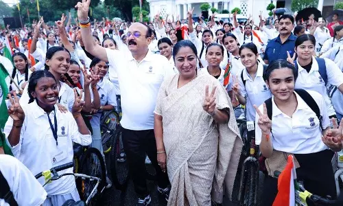 Chief Minister Rekha Gupta ने लड़कियों के लिए तिरंगा साइक्लोथॉन को दिखाई हरी झंडी