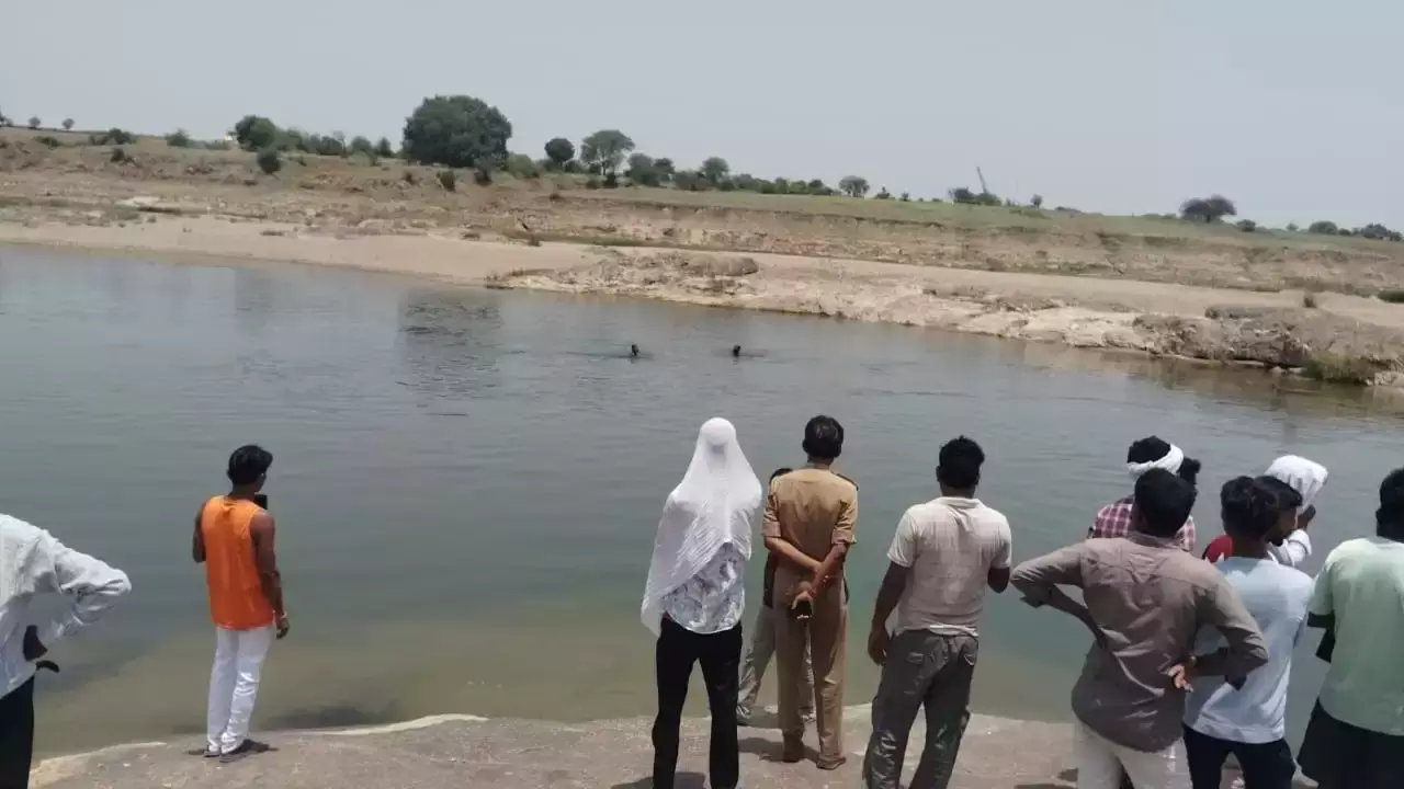 Orai: यमुना नदी में विवाहिता के कूदने की संभावना पर एनडीआरएफ ने शुरू किया सर्च अभियान Orai: यमुना नदी में विवाहिता के कूदने की संभावना पर एनडीआरएफ ने शुरू किया सर्च अभियान