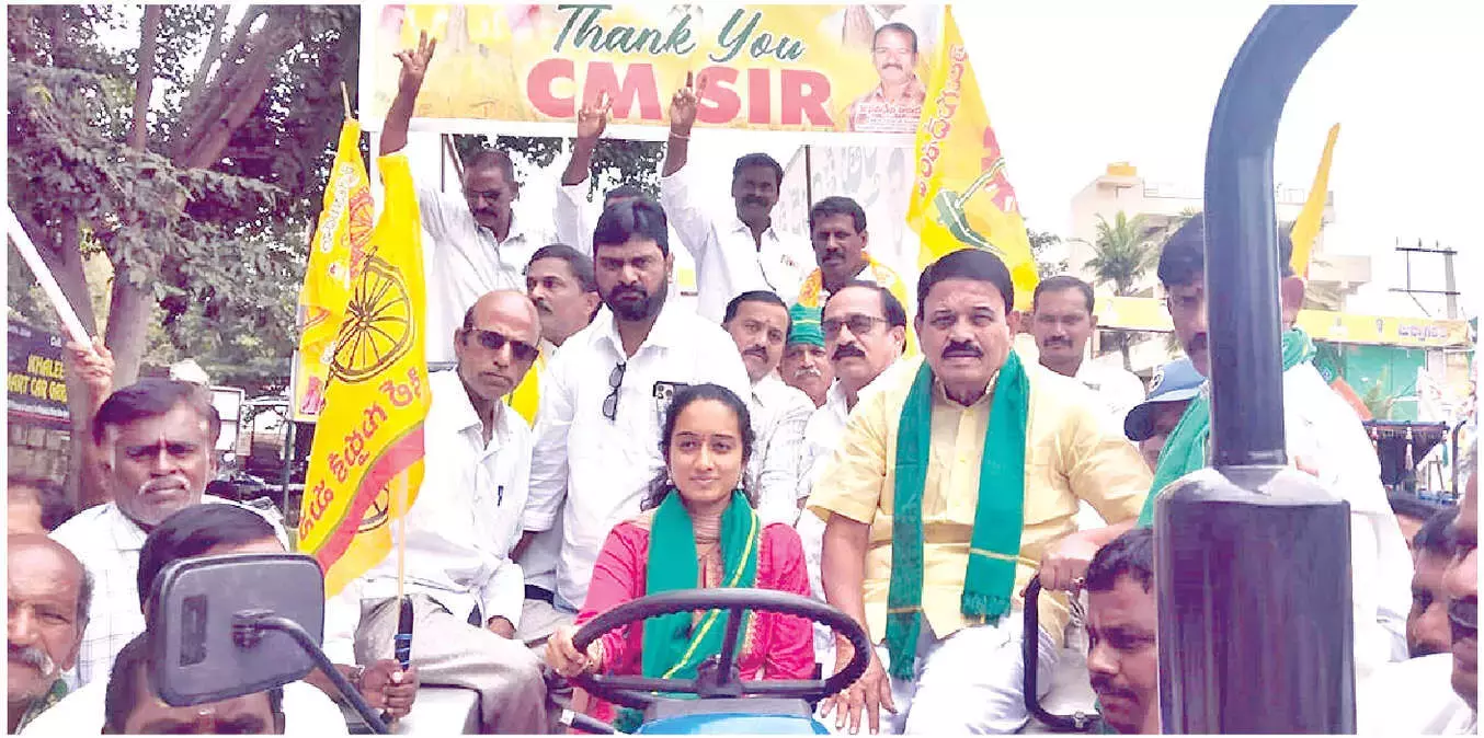 Andhra: पुट्टपर्थी में किसानों ने विशाल ट्रैक्टर रैली निकाली