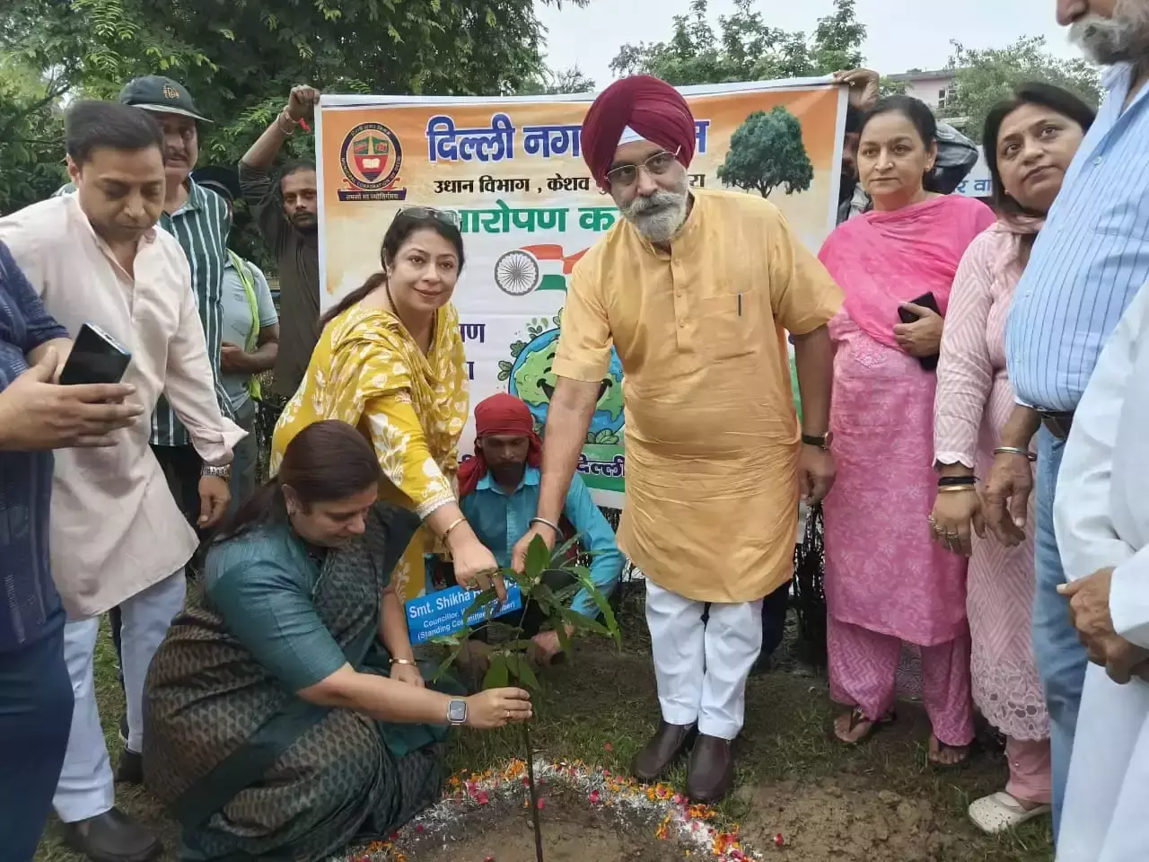 New Delhi: कूड़े मुक्त बनाने के लिए महापौर ने पश्चिम विहार में शुरू किया पौधरोपण अभियान New Delhi: कूड़े मुक्त बनाने के लिए महापौर ने पश्चिम विहार में शुरू किया पौधरोपण अभियान