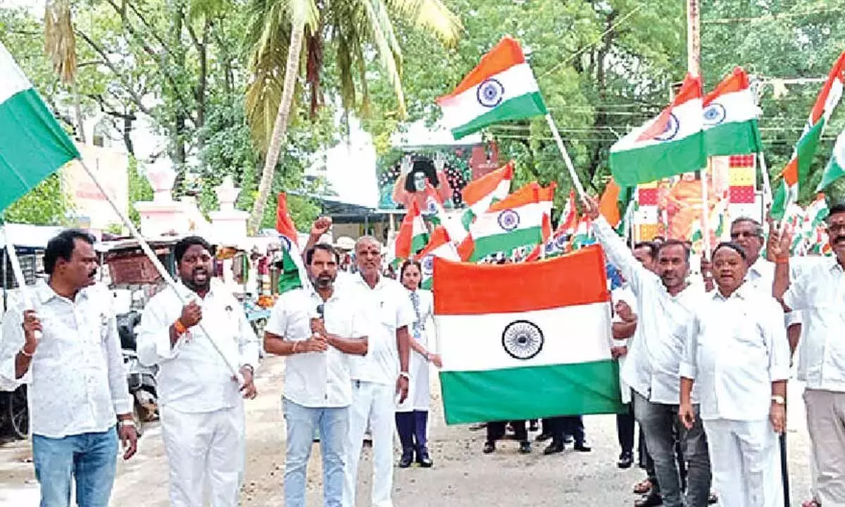 Andhra: पुट्टपर्थी में हर घर तिरंगा रैली देशभक्ति का संदेश फैलाती Andhra: पुट्टपर्थी में हर घर तिरंगा रैली देशभक्ति का संदेश फैलाती