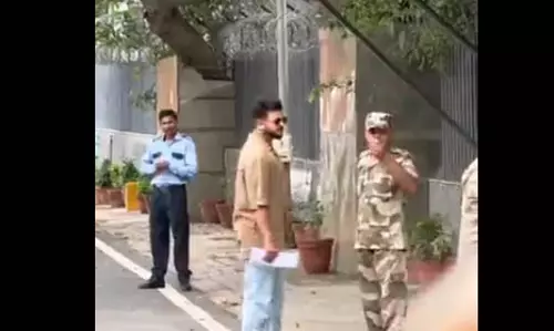 ईडी अफसर सुरेश रैना से कर रहे पूछताछ,  वीडियो