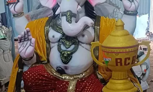 Ganesh Utsav : आरसीबी कप पकड़े गणेश जी