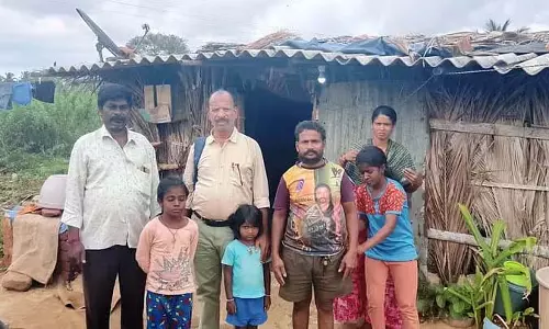 Tumkur : बेघर लोगों को घर बनाने के लिए पैसे देने की मांग Tumkur : बेघर लोगों को घर बनाने के लिए पैसे देने की मांग