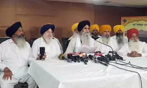 ज्ञानी हरप्रीत सिंह के नेतृत्व वाला समूह SGPC कार्यालयों पर कब्जा करने की कोशिश कर रहा ज्ञानी हरप्रीत सिंह के नेतृत्व वाला समूह SGPC कार्यालयों पर कब्जा करने की कोशिश कर रहा