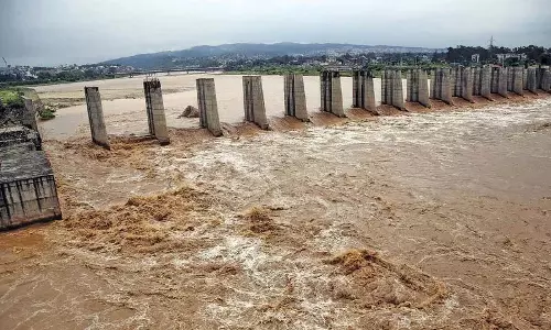 भारी बारिश के कारण तवी नदी का जलस्तर बढ़ा भारी बारिश के कारण तवी नदी का जलस्तर बढ़ा