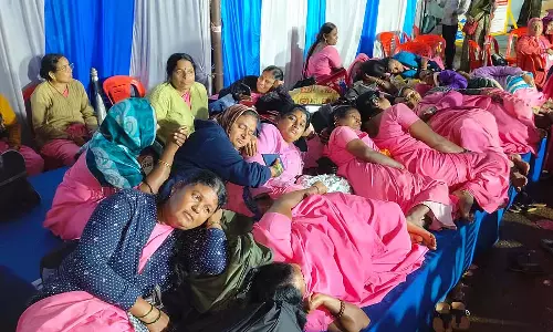 Haveri : आशा कार्यकर्ताओं ने मूसलाधार बारिश में रात भर धरना दिया Haveri : आशा कार्यकर्ताओं ने मूसलाधार बारिश में रात भर धरना दिया