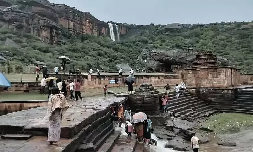 Badami : राजसी पहाड़ी के जल स्रोत Badami : राजसी पहाड़ी के जल स्रोत
