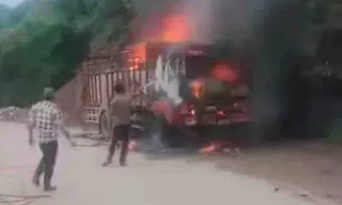 Himachal: सेना का सामान से लदा कैंटर आग में जलकर राख हो गया Himachal: सेना का सामान से लदा कैंटर आग में जलकर राख हो गया