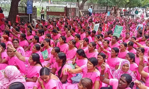 Karnataka : आशा कार्यकर्ताओं ने रात भर धरना दिया