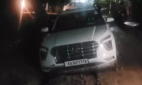 Karnataka : कीचड़ के मैदान जैसी सड़के