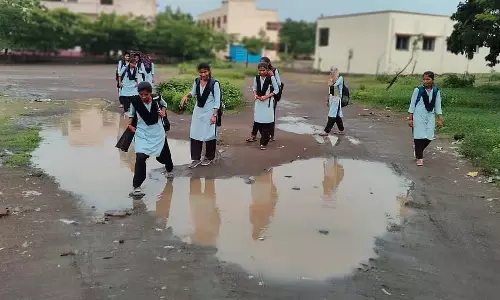 Aurad : स्कूल परिसर में पानी Aurad : स्कूल परिसर में पानी
