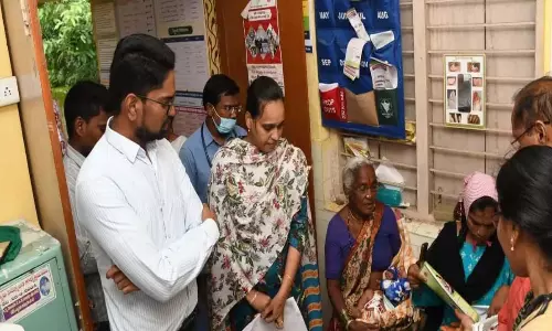 Collector ने स्वास्थ्य उपकेंद्र का औचक निरीक्षण किया