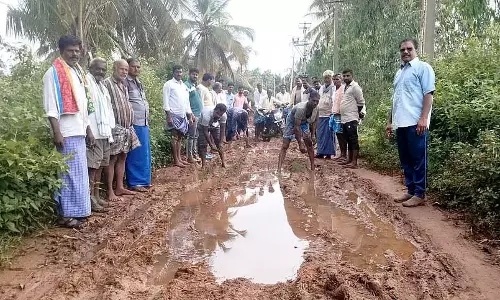 अंतरवल्ली में खराब सड़क: ग्रामीणों का विरोध प्रदर्शन