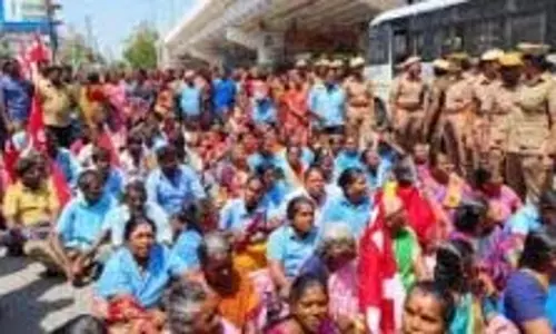 हम सफाई कर्मचारियों के साथ खड़े हैं: Tamil Nadu Government हम सफाई कर्मचारियों के साथ खड़े हैं: Tamil Nadu Government