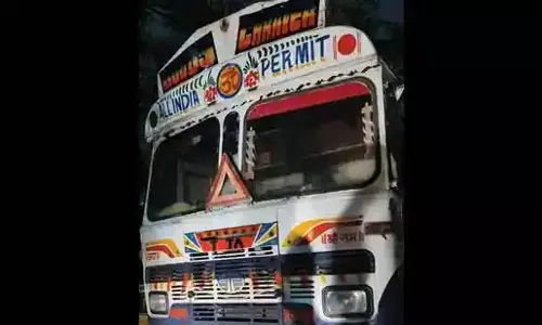 Mumbai : खतरनाक रसायनों को नाले में डालते हुए टैंकर पकड़ा गया