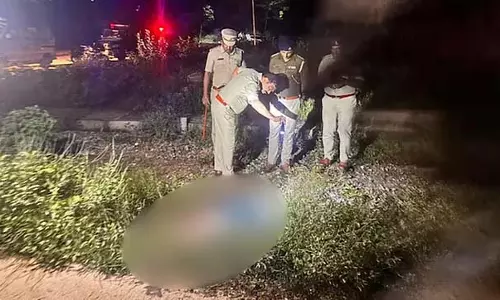 Bengaluru : एक दोस्त ने अपनी पत्नी को धोखा देकर अपने बचपन के दोस्त की हत्या कर दी