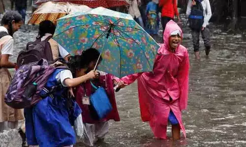 तेलंगाना में भारी बारिश की आशंका के चलते GHMC स्कूलों में आधे दिन की छुट्टी तेलंगाना में भारी बारिश की आशंका के चलते GHMC स्कूलों में आधे दिन की छुट्टी