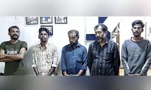 Kerala : चाकू की नोक पर जबरन वसूली करने के आरोप में पांच गिरफ्तार Kerala : चाकू की नोक पर जबरन वसूली करने के आरोप में पांच गिरफ्तार