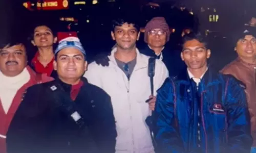 अभिनेता Tanmay Vekaria ने दिलीप जोशी के साथ 18 साल पुरानी अनदेखी तस्वीरें शेयर कीं अभिनेता Tanmay Vekaria ने दिलीप जोशी के साथ 18 साल पुरानी अनदेखी तस्वीरें शेयर कीं