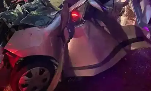 Gurugram: दो ट्रकों के बीच कार के कुचलने से इंजीनियर की मौत Gurugram: दो ट्रकों के बीच कार के कुचलने से इंजीनियर की मौत