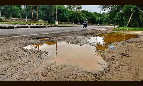 Chandigarh : गड्ढों से परेशान लोग, फंड की कमी से मरम्मत में देरी Chandigarh : गड्ढों से परेशान लोग, फंड की कमी से मरम्मत में देरी