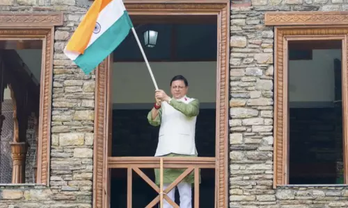 Dehradun: सीएम धामी ने अपने घर से तिरंगा अभियान की शुरुआत की