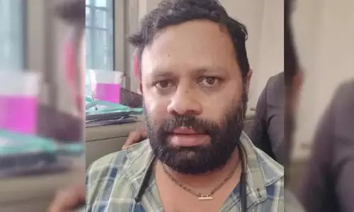 Odisha: जन्म प्रमाण पत्र के लिए रिश्वत लेते स्वास्थ्य कर्मी को पकड़ा Odisha: जन्म प्रमाण पत्र के लिए रिश्वत लेते स्वास्थ्य कर्मी को पकड़ा