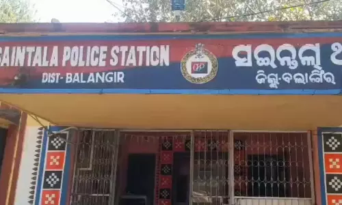 Odisha: बोलनगीर में युवक को बांधकर लाठियों से बुरी तरह पीटा गया Odisha: बोलनगीर में युवक को बांधकर लाठियों से बुरी तरह पीटा गया
