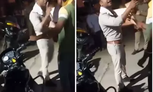 पुलिसकर्मी ने सड़क पर युवक को जड़ा थप्पड़, देखें VIDEO... पुलिसकर्मी ने सड़क पर युवक को जड़ा थप्पड़, देखें VIDEO...