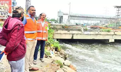 हैदराबाद बारिश, GHMC आयुक्त ने मूसारामबाग पुल का निरीक्षण किया