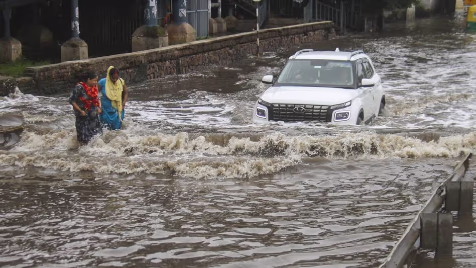 IMD ने गुवाहाटी में भारी बारिश की चेतावनी दी, अधिकारी शहरी बाढ़ के खतरे के लिए तैयार IMD ने गुवाहाटी में भारी बारिश की चेतावनी दी, अधिकारी शहरी बाढ़ के खतरे के लिए तैयार