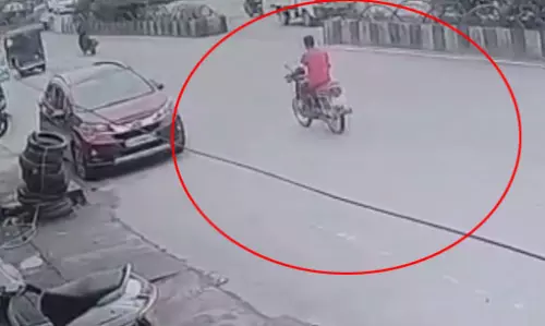 हार्ट अटैक आया बाइक सवार को, सड़क में गिरा, मौत