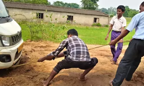 Odisha: क्योंझर में फंसी स्कूल वैन, छात्र खुद खींचते रहे